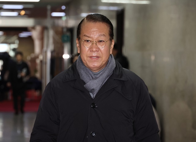국민의힘 권영세 비상대책위원장 지명자가 29일 오후 국회에서 권성동 대표 권한대행 겸 원내대표 주재로 열린 전남 무안공항 여객기 사고 관련 긴급회의에 참석하고 있다. 2024.12.30. / 연합뉴스