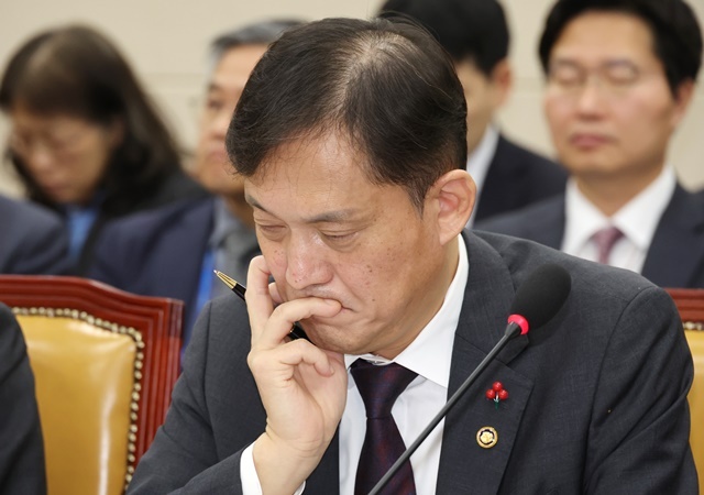 2일 오전 국회에서 열린 과학기술정보방송통신위원회 전체회의에 참석한 김태규 방송통신위원회 위원장 직무대행이 자료를 살피고 있다. 2024.12.2. / 연합뉴스