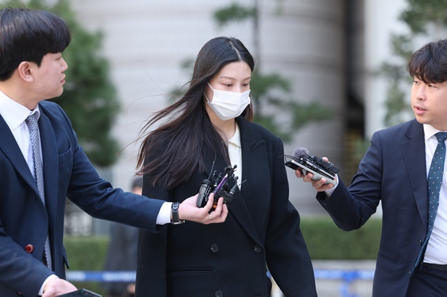 입시 비리 혐의로 기소된 조국혁신당 조국 대표의 딸 조민 씨가 3월 22일 오전 서울중앙지법에서 열린 1심 선고공판에서 벌금 1천만원을 선고 받은 뒤 청사를 나서고 있다. 2024.12.3. / 연합뉴스