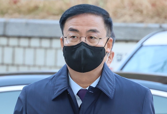 자녀 특혜 채용 의혹을 받는 김세환 전 중앙선거관리위원회 사무총장이 22일 서울 서초구 서울중앙지법에서 열린 구속 전 피의자 심문(영장실질심사)을 받기 위해 출석하고 있다. 2024.12.3 / 연합뉴스