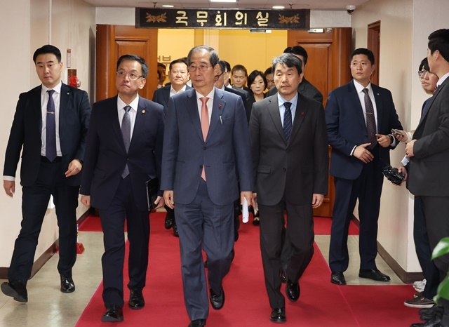 한덕수 국무총리와 관계 장·차관들이 4일 서울 종로구 정부서울청사 국무회의실에서 현안 논의를 마치고 회의장을 나서고 있다. 2024.12.4. / 연합뉴스