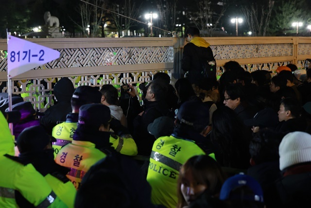 국회가 비상계엄 해제 요구 결의안을 가결한 4일 새벽 국회 앞에서 시민들이 국회 출입을 통제하는 경찰과 대치하고 있다. 2024.12.4. / 연합뉴스
