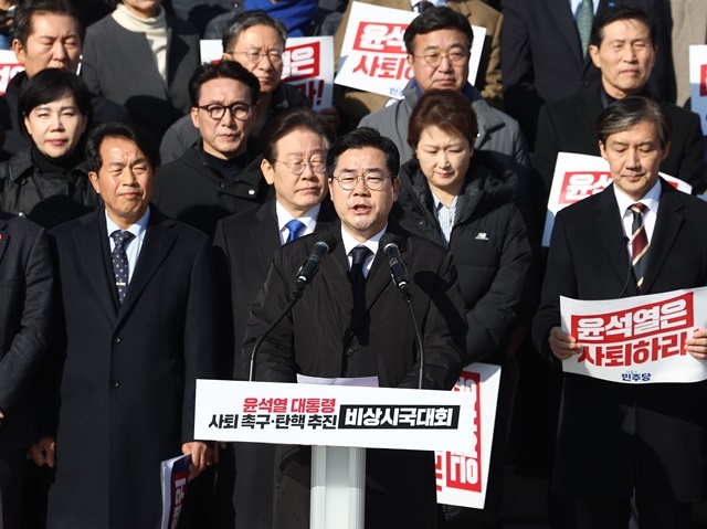 더불어민주당 박찬대 원내대표가 4일 서울 여의도 국회 본청 앞 계단에서 열린 '윤석열 대통령 사퇴촉구 탄핵추진 비상시국대회'에서 규탄사를 하고 있다. 2024.12.4. / 연합뉴스