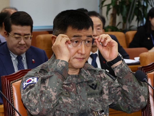 계엄사령관에 임명됐던 박안수 육군참모총장이 5일 오전 윤석열 대통령의 비상계엄 선포·해제 경위와 관련한 긴급 현안질의가 열린 국회 국방위원회 전체회의에 출석해 안경을 고쳐쓰고 있다. 2024.12.5. / 연합뉴스