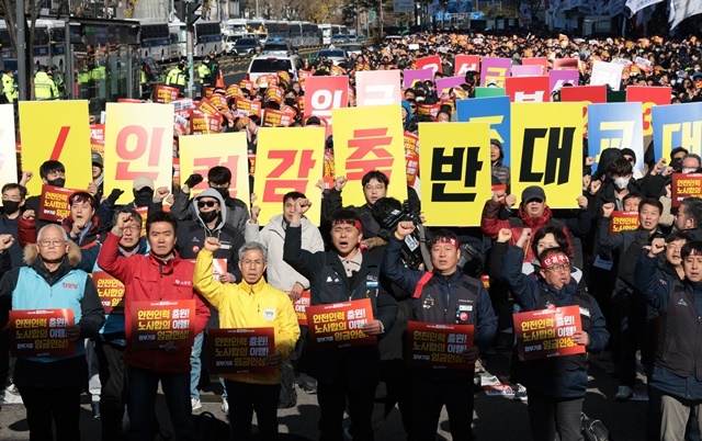 5일 서울역 앞에서 열린 전국철도노동조합(철도노조)서울지방본부 총파업 출정식에서 참가자들이 구호를 외치고 있다. 2024.12.5. / 연합뉴스