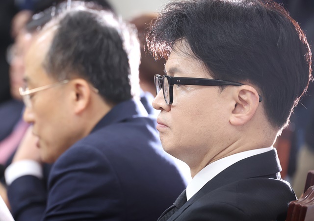 국민의힘 한동훈 대표(오른쪽)가 5일 오전 국회에서 열린 최고위원회의에서 위원들의 발언을 경청하고 있다. 2024.12.5. / 연합뉴스