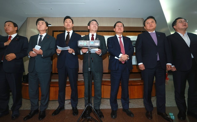 국민의힘 시·도지사협의회 소속 광역단체장들이 6일 오후 서울 중구 프레스센터에서 긴급 회의를 마치고 입장을 발표하고 있다. 2024.12.6. / 연합뉴스
