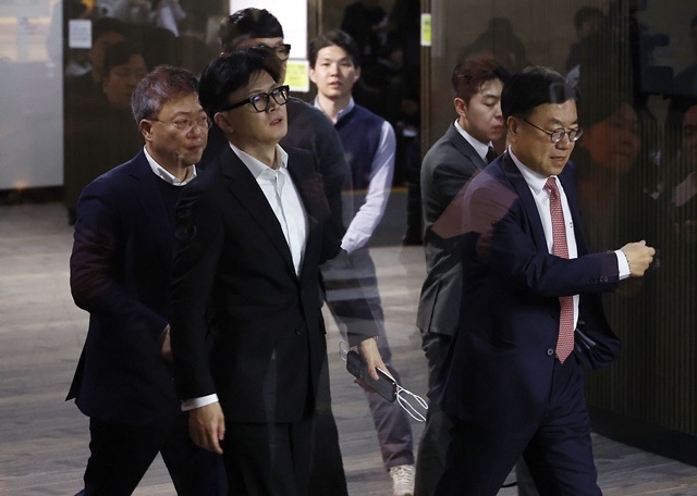 윤석열 대통령이 대국민 담화를 통해 비상계엄 사태에 대한 입장을 직접 표명한 7일 오전 서울 시내 한 가정집에서 시민들이 관련 방송을 지켜보고 있다. 2024.12.7. / 연합뉴스