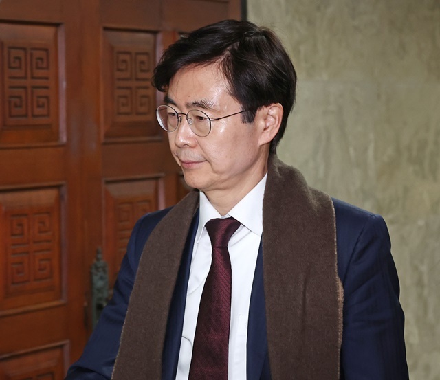 국민의힘 조경태 의원이 7일 서울 여의도 국회에서 열린 의원총회에 참석하고 있다. 2024.12.7. / 연합뉴스