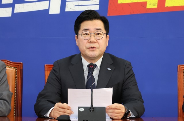 더불어민주당 박찬대 원내대표가 3일 오전 국회에서 열린 원내대책회의에서 발언하고 있다. 2024.12.7. / 연합뉴스