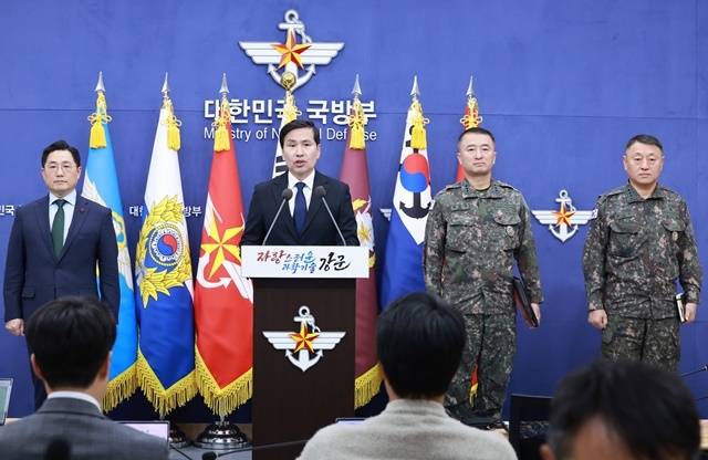 김선호 국방부 장관 직무대리가 6일 서울 용산 국방부에서 비상계엄 사태와 관련한 긴급 브리핑을 하고 있다. 2024.12.7. / 연합뉴스