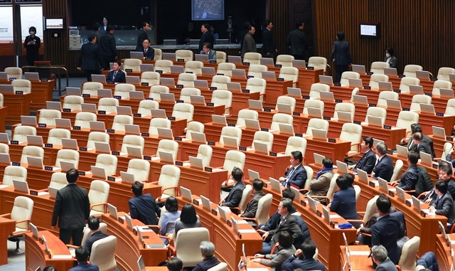 7일 오후 국회 본회의에서 김건희 특검법 제의안이 부결된 뒤 윤석열 대통령 탄핵안이 상정되자 국민의힘 의원들이 퇴장하고 있다. 2024.12.7. / 연합뉴스