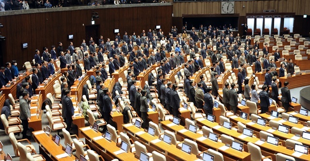 7일 오후 국회 본회의에서 야당 의원들이 윤석열 대통령의 탄핵소추안 표결에 불참하기 위해 퇴장한 국민의힘 의원들의 이름을 일일이 호명하고 있다. 2024.12.7. / 연합뉴스