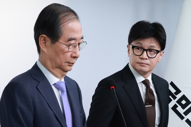 한덕수 국무총리와 국민의힘 한동훈 대표가 8일 오전 서울 여의도 국민의힘 당사에서 국정 수습 방안을 담은 공동 담화문 발표를 준비하고 있다. 2024.12.8. / 연합뉴스