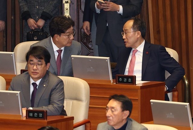 전날 국회 본회의장에서 국민의힘 추경호 의원과 권성동 의원이 대화하고 있다. 이날 본회의는 윤 대통령 탄핵소추안과 김건희 여사 특검법을 표결한다. 2024.12.8. / 연합뉴스