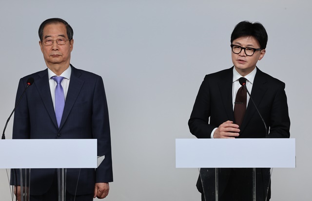 한덕수 국무총리와 국민의힘 한동훈 대표가 8일 오전 서울 여의도 국민의힘 당사에서 국정 수습 방안을 담은 공동 담화문을 발표하고 있다. 2024.12.8. / 연합뉴스