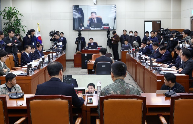 5일 서울 여의도 국회에서 열린 국방위원회 전체회의에 지난 3일 비상계엄 때 계엄사령관을 맡았던 박안수 육군참모총장과 국방부 김선호 차관이 참석해 있다. 2024.12.9. / 연합뉴스