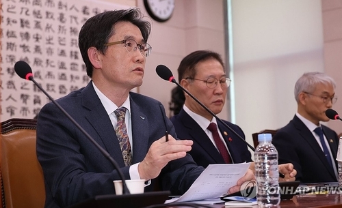 9일 오후 서울 여의도 국회에서 비상계엄 사태와 관련해 윤석열 대통령 등의 내란 혐의를 규명할 상설특검 수사요구안 등을 심사ㆍ의결하기 위해 열린 법제사법위원회 전체회의에서 오동운 공수처장이 의원 질의에 답하고 있다. 2024.12.9. / 연합뉴스