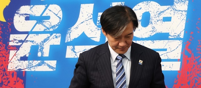 조국혁신당 조국 대표가 11일 오전 서울 여의도 국회에서 열린 '3년은 너무길다 특별위원회(탄추위)' 회의를 마친 뒤 이동하고 있다. 2024.12.12. / 연합뉴스