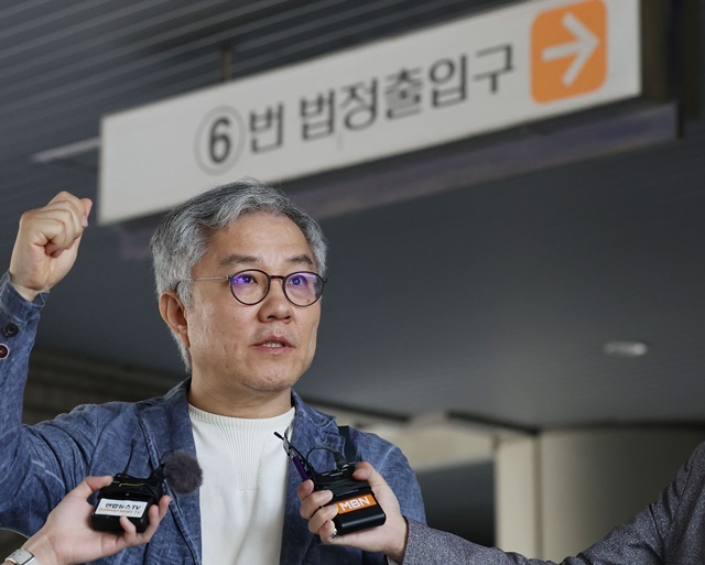 조국혁신당 조국 대표 아들의 허위 인턴 확인서 발급과 관련해 허위사실을 공표한 혐의로 재판에 넘겨진 최강욱 전 더불어민주당 의원이 19일 오후 서울 서초구 서울고법에서 열린 2심 선고공판을 마친 뒤 취재진 질문에 답하고 있다. 법원은 벌금 80만원을 선고한 원심 판단을 유지했다. 2024.12.12. / 연합뉴스