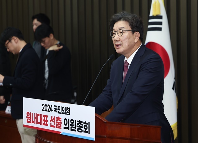 국민의힘 새 원내대표에 선출된 권성동 의원이 12일 오전 국회에서 열린 의원총회에서 당선 인사를 하고 있다. 2024.12.12. / 연합뉴스