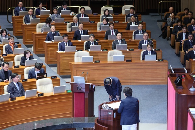 한덕수 국무총리가 11일 오후 국회 본회의에서 진행된 '윤석열 대통령 위헌적 비상계엄 선포 내란행위 관련 긴급현안질문'에서 더불어민주당 서영교 의원의 요구에 따라 허리를 굽혀 사과 인사를 하고 있다. 2024.12.13. / 연합뉴스