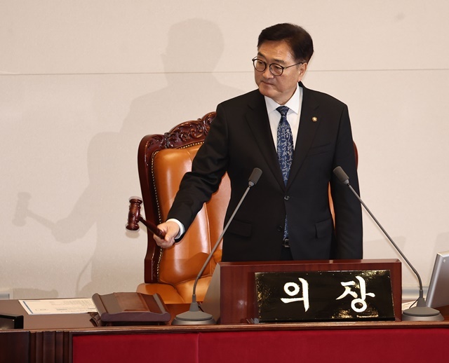 우원식 국회의장이 13일 국회에서 열린 본회의에서 의사봉을 두드리고 있다. 2024.12.13. / 연합뉴스