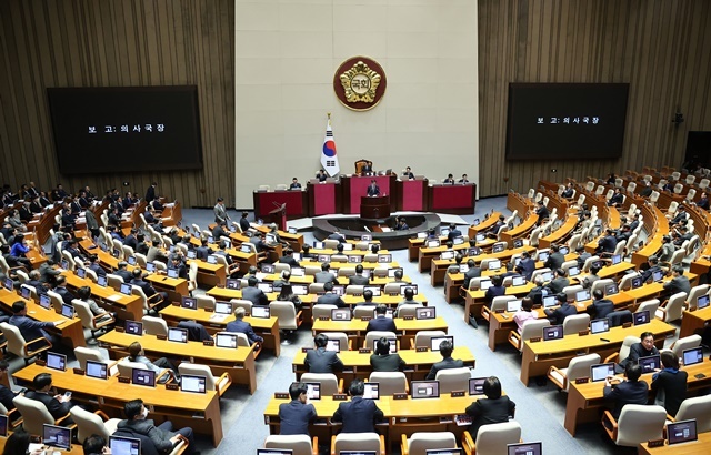 13일 국회 본회의에서 윤석열 대통령에 대한 탄핵소추안이 보고되고 있다. 2024.12.13. / 연합뉴스