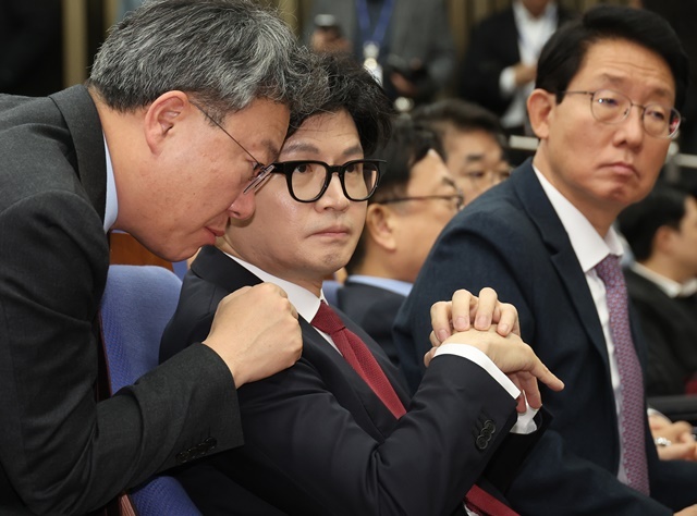 12일 오전 국회에서 열린 국민의힘 의원총회에 한동훈 대표가 참석해 있다. 2024.12.13. / 연합뉴스