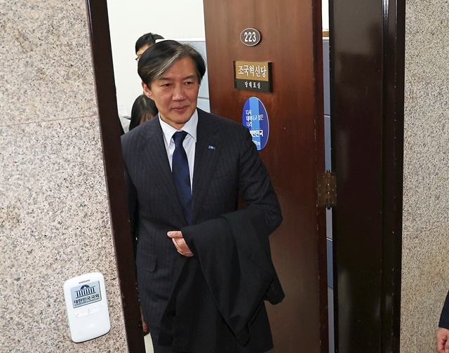 '자녀 입시 비리'와 '청와대 감찰 무마' 등 혐의로 대법원에서 징역 2년이 확정된 조국혁신당 조국 전 대표가 12일 오후 서울 여의도 국회 당 대표실을 떠나고 있다. 2024.12.13. / 연합뉴스