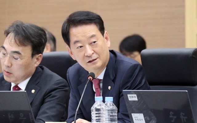 국회 기획재정위원회 소속 국민의힘 최은석 의원이 18일 정부대전청사 대회의실에서 열린 조달청·관세청·통계청에 대한 국정감사에서 질의하고 있다. 2024.12.13. / 연합뉴스