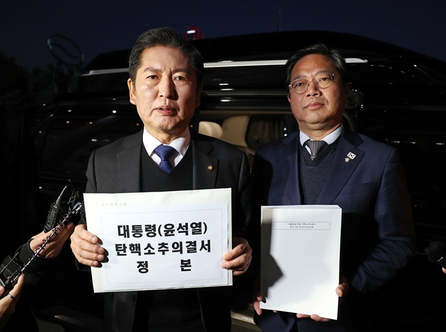 정청래 국회 법제사법위원장이 14일 국회에서 '대통령(윤석열) 탄핵소추의결서 정본'을 헌법재판소에 전달하기 위해 이동하고 있다. 2024.12.14. / 연합뉴스