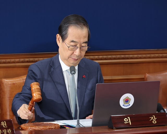 한덕수 대통령 권한대행 겸 국무총리가 14일 서울 종로구 정부서울청사에서 열린 임시 국무회의에서 개회를 선언하고 있다. 2024.12.14. / 연합뉴스