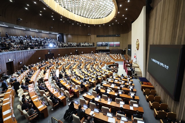 우원식 국회의장이 14일 오후 국회 본회의에서 윤석열 대통령 탄핵소추안에 대한 가결을 선포하고 있다. 2024.12.14. / 연합뉴스