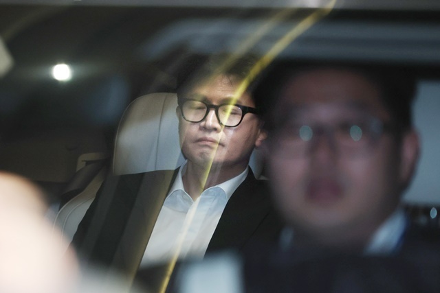 국민의힘 한동훈 대표가 윤석열 대통령 탄핵소추안이 가결된 14일 오후 서울 여의도 국회에서 의원총회에 참석한 뒤 차를 타고 퇴청하고 있다. 2024.12.14. / 연합뉴스