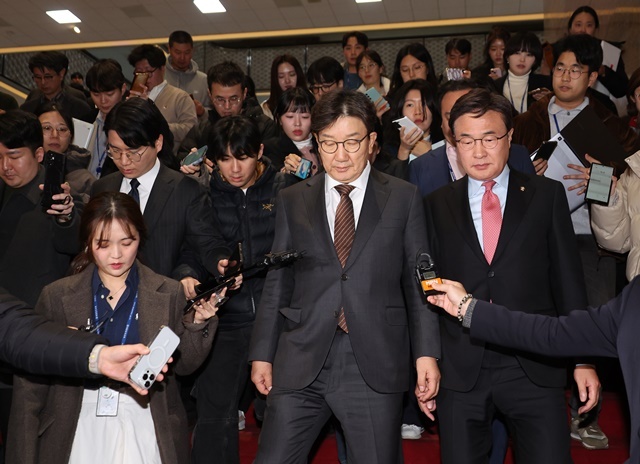 국민의힘 권성동 원내대표가 윤석열 대통령 탄핵소추안이 가결된 14일 오후 서울 여의도 국회에서 당대표실로 향하고 있다. 2024.12.14. / 연합뉴스