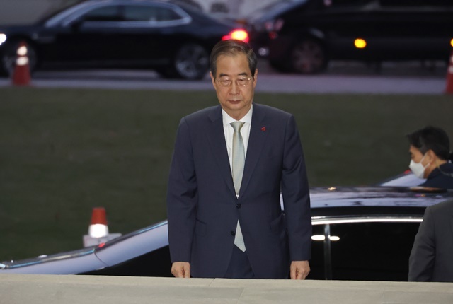한덕수 국무총리가 14일 국회에서 윤석열 대통령 탄핵안이 가결된 직후 서울 종로구 정부서울청사로 들어서고 있다. 2024.12.14. / 연합뉴스