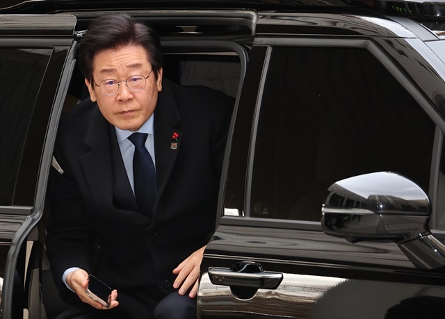 더불어민주당 이재명 대표가 17일 서울 서초구 서울중앙지법에서 열린 '대장동 배임·성남FC 뇌물' 관련 1심 속행 공판에 출석하며 법정으로 향하고 있다. 2024.12.18. / 연합뉴스