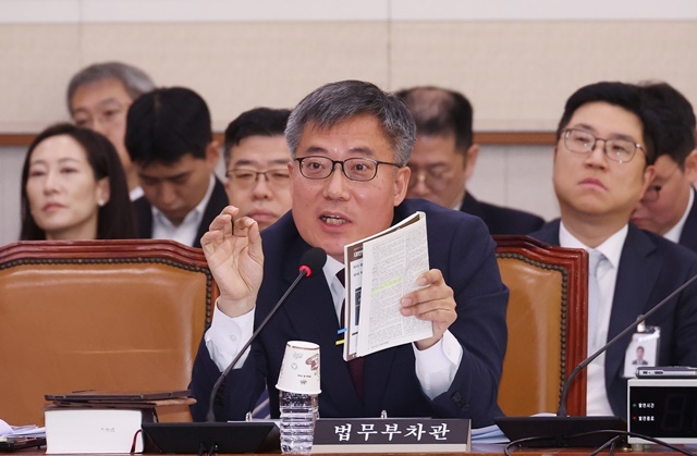 5일 국회에서 열린 법제사법위원회 법안심사제1소위원회에서 김석우 법무부 차관이 김건희 여사 특검법 관련 법무부 의견을 말하고 있다. 2024.12.18. / 연합뉴스