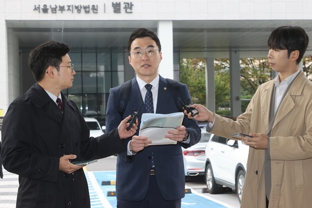 거액의 가상자산(코인)을 숨기고 허위재산신고 의혹으로 위계공무집행방해 혐의로 기소된 더불어민주당 김남국 전 의원이 10월 28일 서울 양천구 서울남부지방법원에서 열린 첫 공판에 출석하고 있다. 2024.12.18. / 연합뉴스
