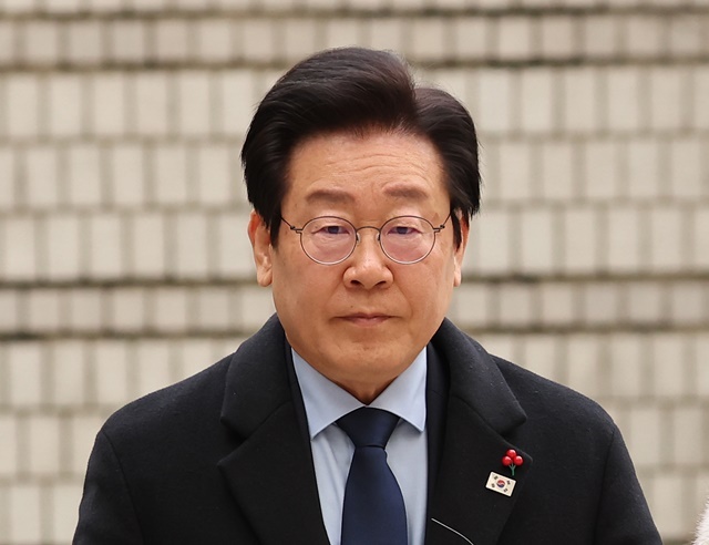 더불어민주당 이재명 대표가 17일 서울 서초구 서울중앙지법에서 열린 '대장동 배임·성남FC 뇌물' 관련 1심 속행 공판에 출석하며 법정으로 향하고 있다. 2024.12.17 2024.12.19. / 연합뉴스