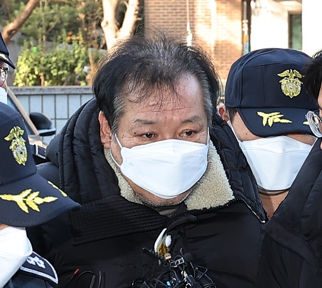 정치자금법 위반 혐의를 받는 이른바 '건진법사'로 알려진 전성배 씨가 19일 서울 양천구 서울남부지법에서 열린 구속 전 피의자 심문(영장실질심사)에 출석하며 법정으로 향하고 있다. 2024.12.19. / 연합뉴스