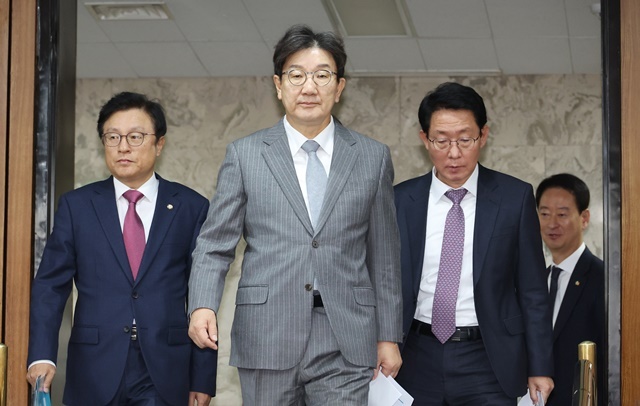 국민의힘 권성동 당 대표 권한대행 겸 원내대표가 19일 오전 국회에서 열린 원내대책회의에 입장하고 있다. 2024.12.19. / 연합뉴스