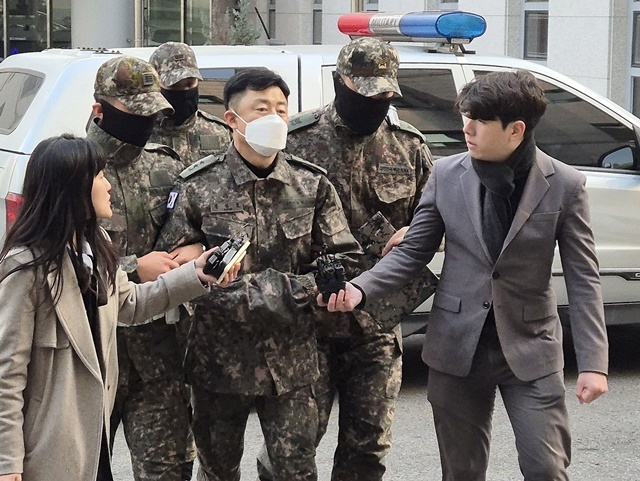 12·3 비상계엄 사태 당시 중앙선거관리위원회에 병력을 투입하고 사전모의에 가담한 혐의를 받는 문상호 정보사령관이 20일 오후 서울 중앙지역군사법원에서 영장실질심사에 출석하기 위해 법정으로 향하고 있다. 2024.12.20. / 연합뉴스
