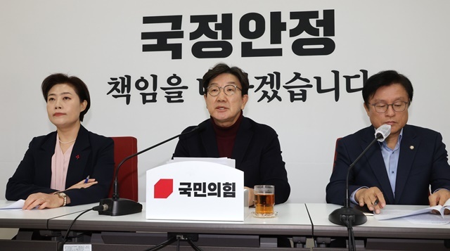국민의힘 권성동 당 대표 권한대행 겸 원내대표(가운데)가 22일 오전 국회에서 열린 기자간담회에서 발언하고 있다. 2024.12.22. / 연합뉴스