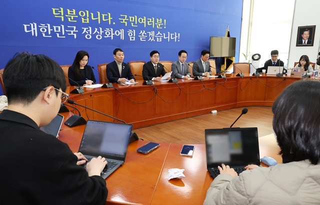 더불어민주당 박찬대 원내대표가 22일 오전 국회에서 열린 기자간담회에서 발언하고 있다. 2024.12.22. / 연합뉴스