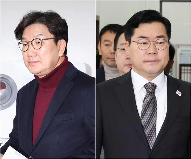국민의힘 권성동 당 대표 권한대행 겸 원내대표(사진 왼쪽)와 더불어민주당 박찬대 원내대표(사진 오른쪽)가 22일 오전 국회에서 각각 기자간담회를 열고 발언하기 위해 이동하고 있다. 2024.12.22. / 연합뉴스