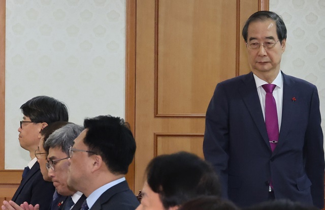 한덕수 대통령 권한대행 국무총리가 20일 서울 종로구 정부서울청사에서 열린 제7차 국가첨단전략산업위원회에 참석하고 있다. 2024.12.22. / 연합뉴스