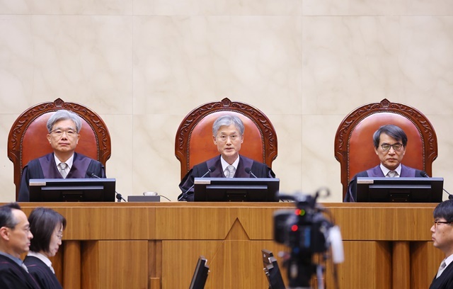 조희대 대법원장을 비롯한 대법관들이 지난 19일 오후 서울 서초구 대법원 대법정에서 전원합의체 선고에 앞서 발언하고 있다. 이날 대법원은 지급 시점 기준 재직자에게만 지급하는 정기상여금의 통상임금 해당 여부, 장애인 접근권 방치의 국가 책임 여부, 친일재산귀속법 관련 사건 관련 선고를 진행했다. 2024.12.22. / 연합뉴스