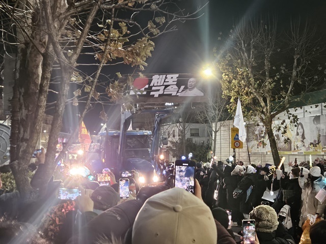 22일 오후 서울 한남동 대통령 관저 인근에서 열린 전국농민회총연맹(전농) 등의 집회에 트랙터 진입하는 모습 2024.12.22. / 연합뉴스